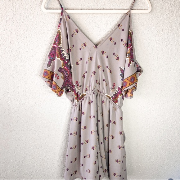 Astr the Label Floral Cold Shoulder Shorts Romper Size XS Paisley Pockets Casual - Picture 10 of 13